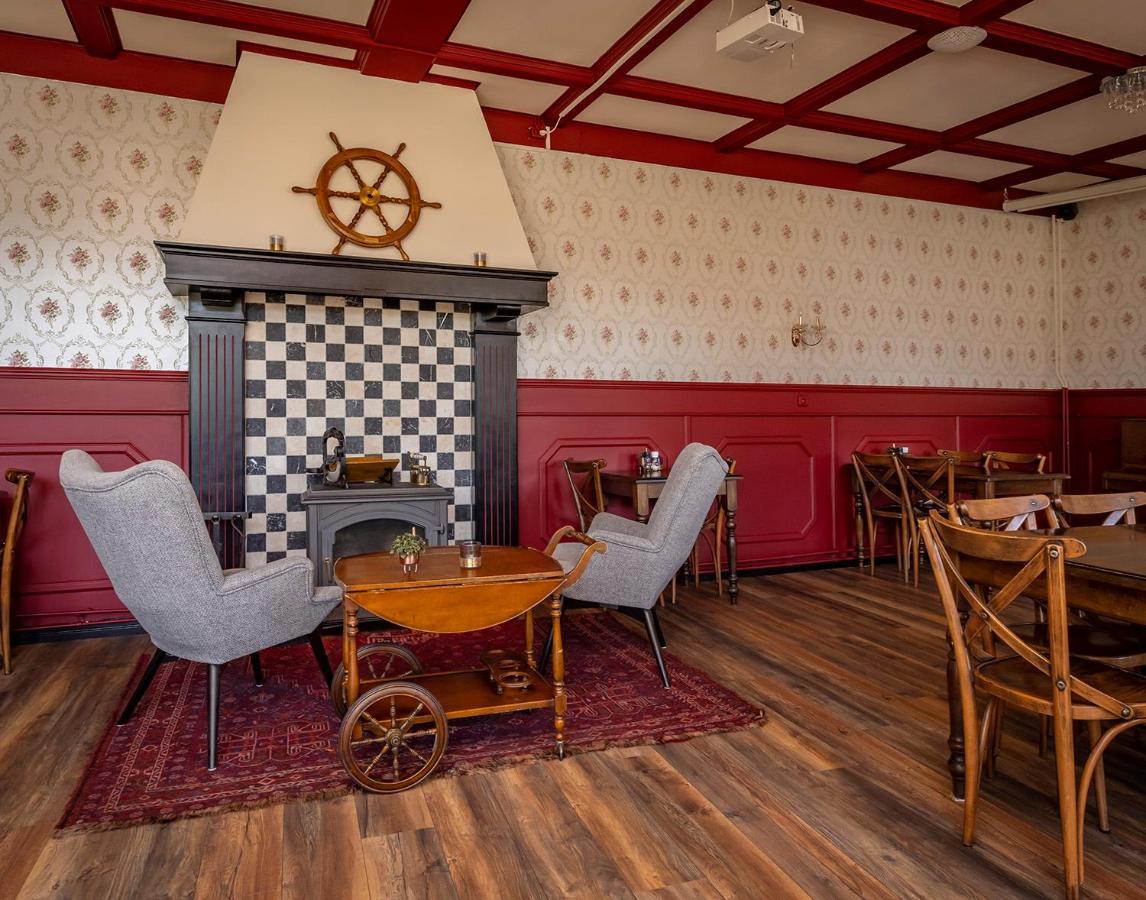 Hotel 'T Gemeentehuis Bedum Bagian luar foto