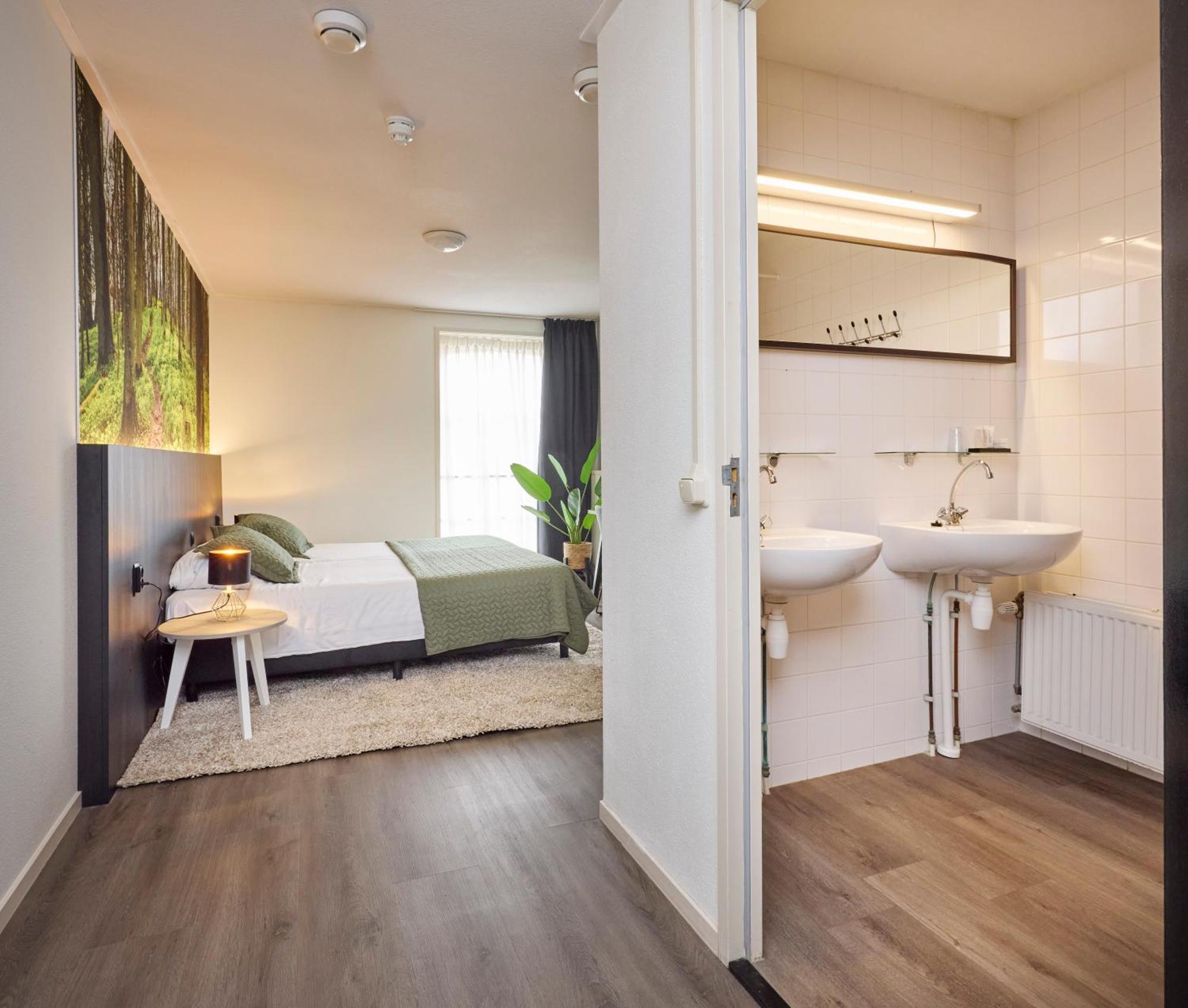 Hotel 'T Gemeentehuis Bedum Bagian luar foto